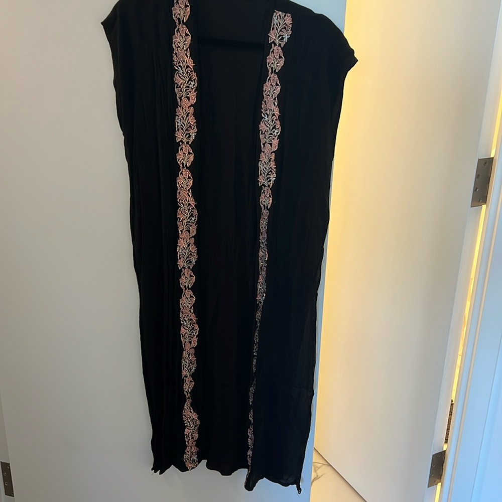 Black sleeveless long jacket
